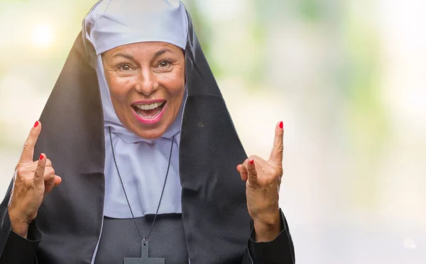 Женщина Католическая Монахиня Средних Лет Кричала Безумным Выражением Лица Изображая — стоковое фото