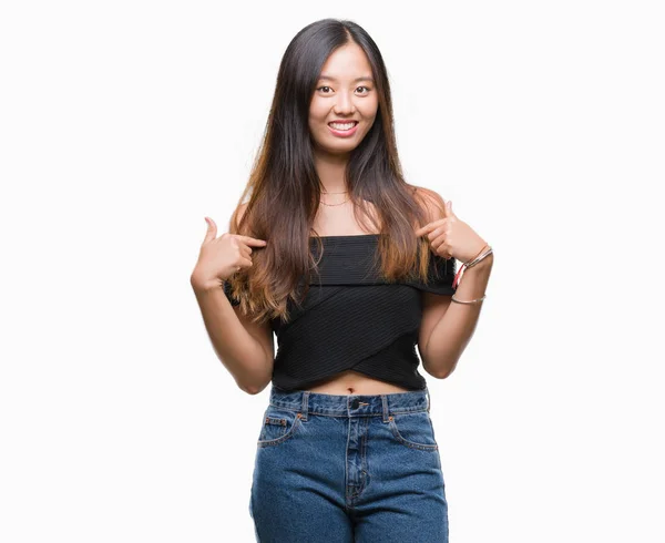年轻的亚洲妇女在孤立的背景下 脸上露出自信的笑容 用手指自豪和快乐地指着自己 — 图库照片