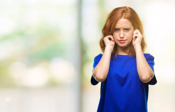 Junge Schöne Frau Über Isoliertem Hintergrund Die Die Ohren Mit — Stockfoto