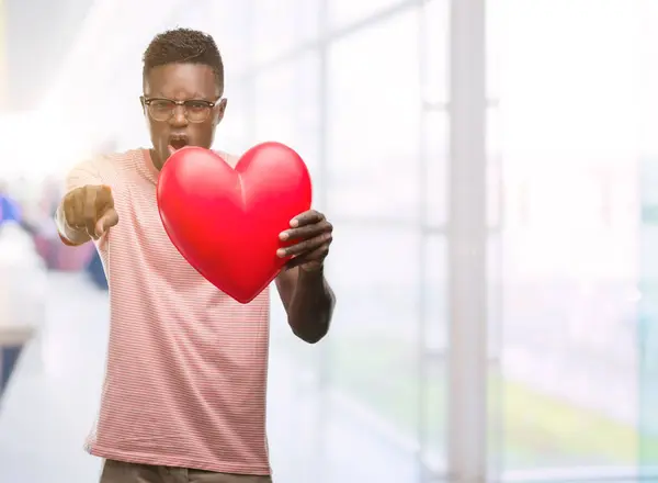 Jovem Afro Americano Segurando Coração Vermelho Apontando Com Dedo Para — Fotografia de Stock