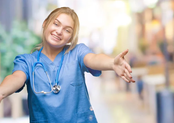 Junge Kaukasische Ärztin Chirurgenuniform Vor Isoliertem Hintergrund Die Lächelnd Mit — Stockfoto