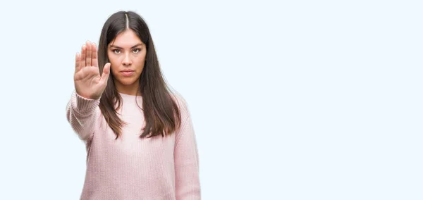 Junge Schöne Hispanische Frau Trägt Einen Pullover Und Hört Auf — Stockfoto