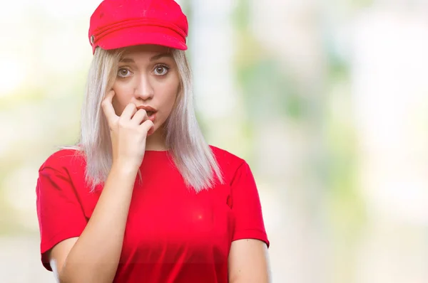 Mujer Rubia Joven Con Sombrero Rojo Sobre Fondo Aislado Mirando — Foto de Stock