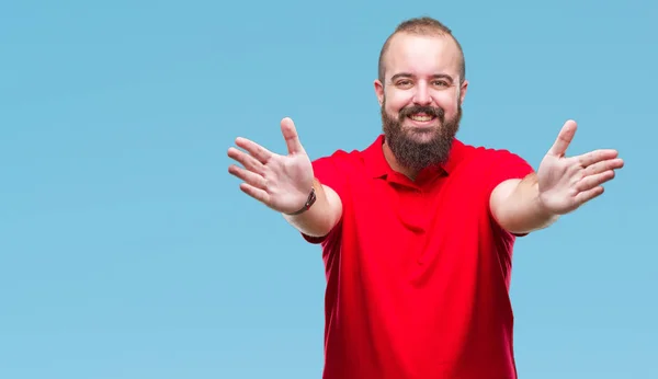 Joven Hipster Caucásico Con Camisa Roja Sobre Fondo Aislado Mirando — Foto de Stock