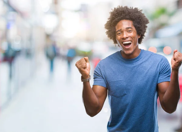 Hombre Afroamericano Sobre Fondo Aislado Celebrando Sorprendido Sorprendido Por Éxito —  Fotos de Stock