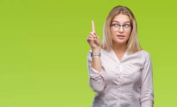 Jonge Kaukasische Zakenvrouw Bril Geïsoleerde Achtergrond Wijzende Vinger Omhoog Met — Stockfoto