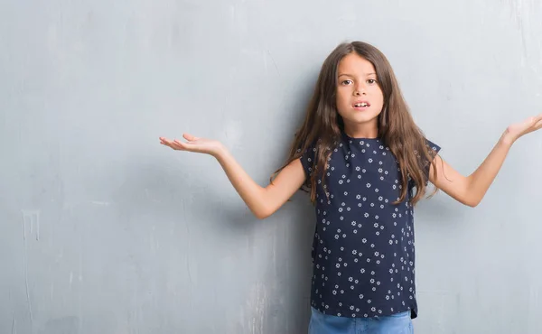 Niño Hispano Joven Sobre Pared Gris Grunge Expresión Despistada Confusa — Foto de Stock