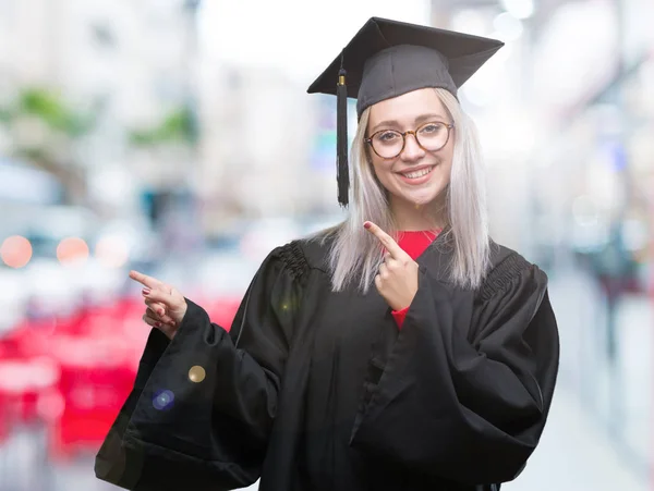 Fiatal Szőke Fárasztó Diplomás Egységes Elszigetelt Háttér Mosolyogva Néz Kamerába — Stock Fotó