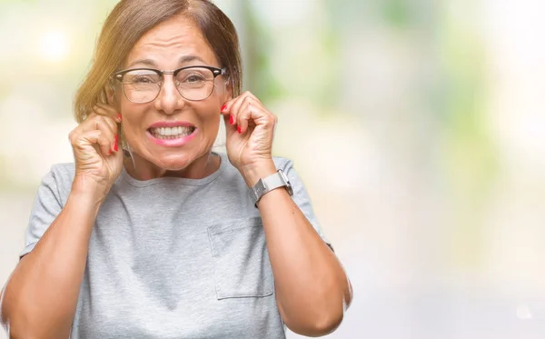 Średnim Wieku Starszy Hiszpanin Kobieta Białym Tle Obejmujące Uszy Palcami — Zdjęcie stockowe