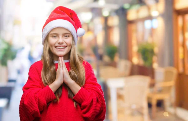 Menina Bonita Nova Vestindo Chapéu Natal Sobre Fundo Isolado Orando — Fotografia de Stock