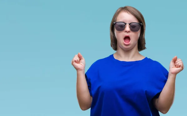 Junge Erwachsene Frau Mit Syndrom Mit Sonnenbrille Vor Isoliertem Hintergrund — Stockfoto