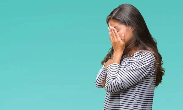 Jonge Mooie Arabische Vrouw Dragen Van Een Zonnebril Geïsoleerde Achtergrond — Stockfoto