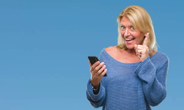 Blonde Frau Mittleren Alters Die Nachrichten Smartphone Über Isolierten Hintergrund — Stockfoto