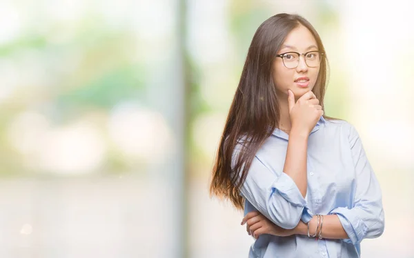 Joven Mujer Negocios Asiática Con Gafas Sobre Fondo Aislado Mirando —  Fotos de Stock