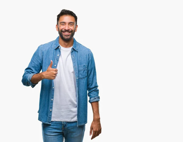 成年西班牙裔男子在孤立的背景下做快乐大拇指手势与手 批准表达式看相机与显示成功 — 图库照片