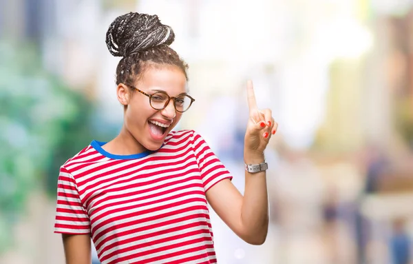 Jovem Trançado Cabelo Afro Americano Menina Vestindo Óculos Sobre Fundo — Fotografia de Stock