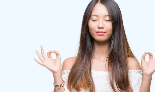 Jonge Aziatische Vrouw Geïsoleerde Achtergrond Ontspannen Lachend Met Ogen Gesloten — Stockfoto