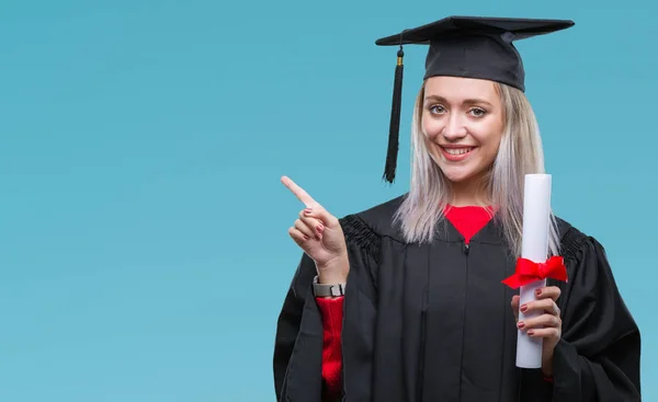 Mujer Rubia Joven Con Uniforme Graduado Sosteniendo Grado Sobre Fondo —  Fotos de Stock