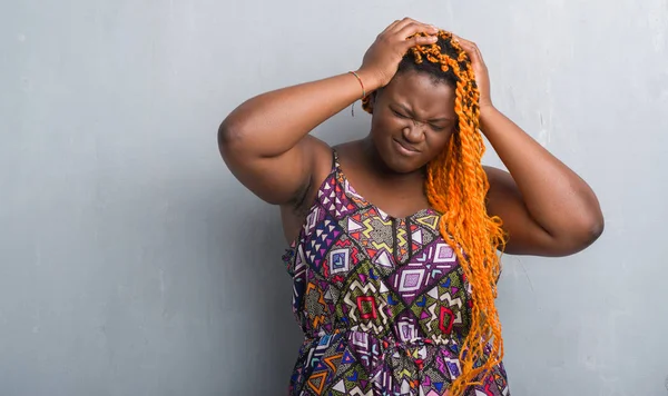 Mujer Afroamericana Joven Sobre Pared Gris Grunge Usando Trenzas Naranjas —  Fotos de Stock