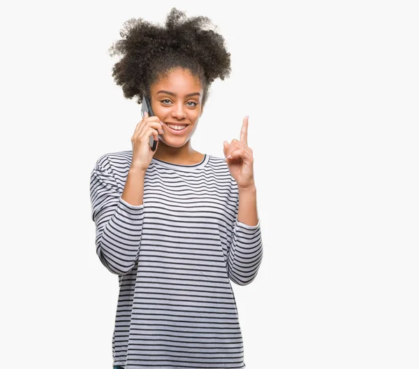 Jovem Afro Americana Falando Telefone Sobre Fundo Isolado Surpreso Com — Fotografia de Stock