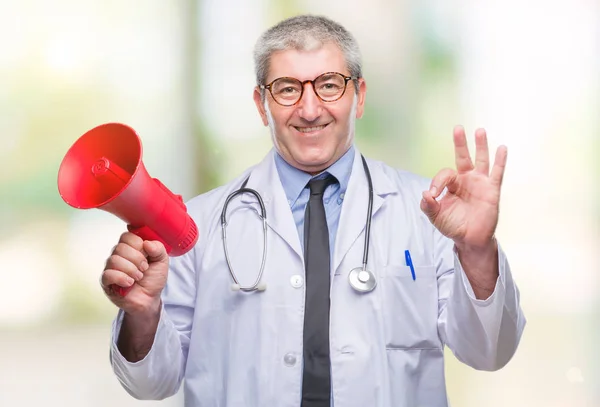 Guapo Médico Alto Rango Gritando Través Megáfono Sobre Fondo Aislado —  Fotos de Stock