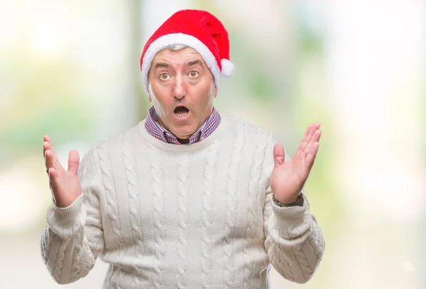 Bonito Homem Sênior Vestindo Chapéu Natal Sobre Fundo Isolado Louco — Fotografia de Stock