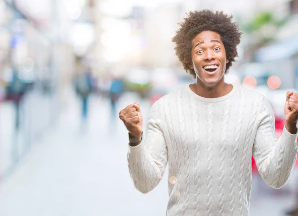 Hombre Afroamericano Sobre Fondo Aislado Celebrando Sorprendido Sorprendido Por Éxito — Foto de Stock