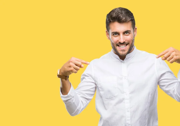 Joven Hombre Guapo Sobre Fondo Aislado Mirando Confiado Con Sonrisa — Foto de Stock