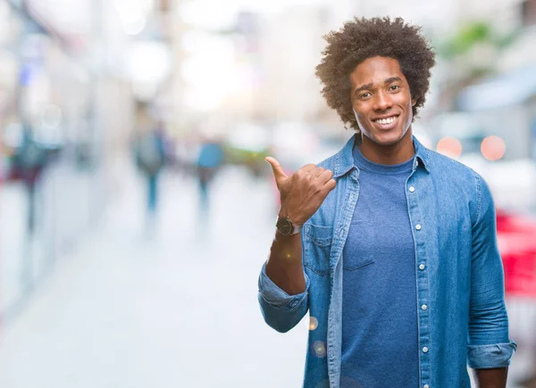 Afro Americano Homem Sobre Isolado Fundo Sorrindo Com Feliz Rosto — Fotografia de Stock