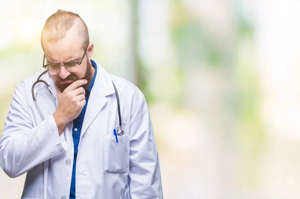 Giovane Medico Caucasico Uomo Indossa Cappotto Bianco Medico Sfondo Isolato — Foto Stock