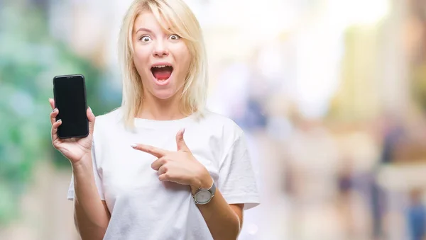 Joven Hermosa Mujer Rubia Mostrando Pantalla Del Teléfono Inteligente Sobre —  Fotos de Stock