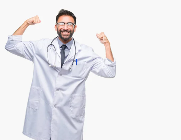 Homem Médico Hispânico Adulto Sobre Fundo Isolado Mostrando Músculos Braços — Fotografia de Stock