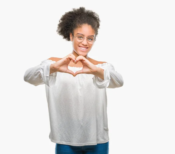 Młody Afro American Kobieta Białym Tle Uśmiechający Się Miłość Serce — Zdjęcie stockowe
