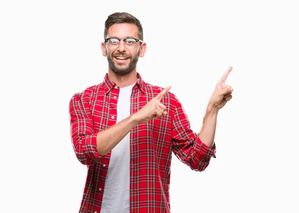 Joven Hombre Guapo Sobre Fondo Aislado Sonriendo Mirando Cámara Apuntando —  Fotos de Stock