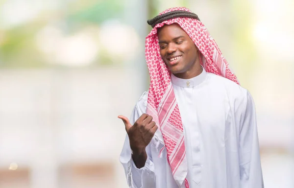 Giovane Uomo Africano Arabo Indossa Keffiyeh Tradizionale Sfondo Isolato Sorridente — Foto Stock