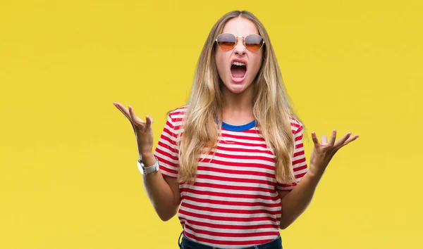 Genç Güzel Sarışın Kadın Üzerinde Güneş Gözlüğü Takıyor Arka Plan — Stok fotoğraf