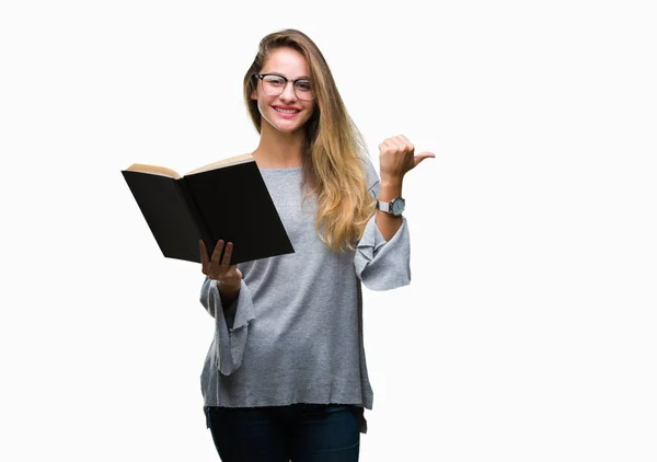 Joven Hermosa Mujer Rubia Leyendo Libro Sobre Fondo Aislado Señalando — Foto de Stock