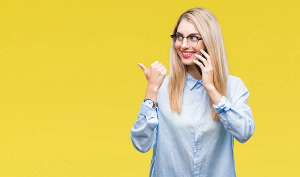 Jovem Mulher Negócios Loira Bonita Chamando Smartphone Sobre Fundo Isolado — Fotografia de Stock