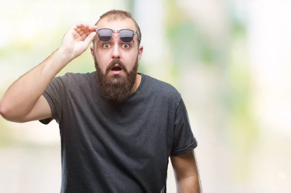 Junger Kaukasischer Hipster Mann Mit Sonnenbrille Über Isoliertem Hintergrund Ängstlich — Stockfoto