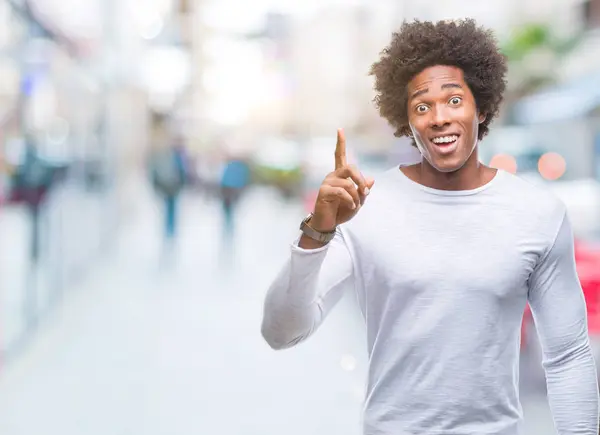 Hombre Afroamericano Sobre Fondo Aislado Apuntando Con Dedo Hacia Arriba —  Fotos de Stock