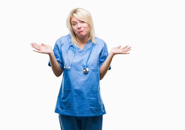 Jovem Bela Mulher Médica Loira Vestindo Uniforme Médico Sobre Fundo — Fotografia de Stock