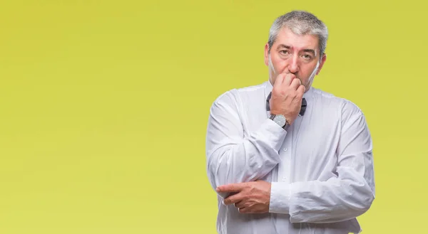 Bonito Homem Sênior Vestindo Laço Gravata Sobre Fundo Isolado Olhando — Fotografia de Stock