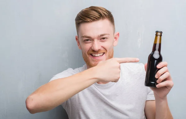 Young Redhead Man Grey Grunge Wall Drinking Beer Bottle Very — Stock Photo, Image