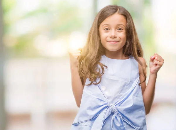 Brünettes Hispanisches Mädchen Feiert Überrascht Und Erstaunt Über Den Erfolg — Stockfoto