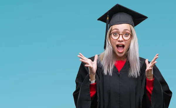 Unga Blonda Kvinnan Bär Graduate Uniform Över Isolerade Bakgrund Fira — Stockfoto