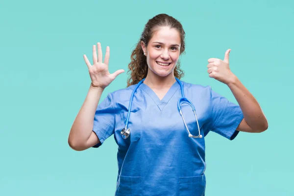 Jonge Brunette Dokter Meisje Dragen Verpleegkundige Chirurg Uniform Geïsoleerde Achtergrond — Stockfoto