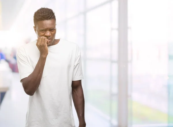 Молодий Афроамериканець Людиною Носіння Біла Маєчка Дивлячись Підкреслив Нервує Руки — стокове фото