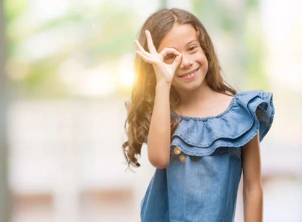 Morena Chica Hispana Vistiendo Vestido Mezclilla Con Cara Feliz Sonriendo —  Fotos de Stock