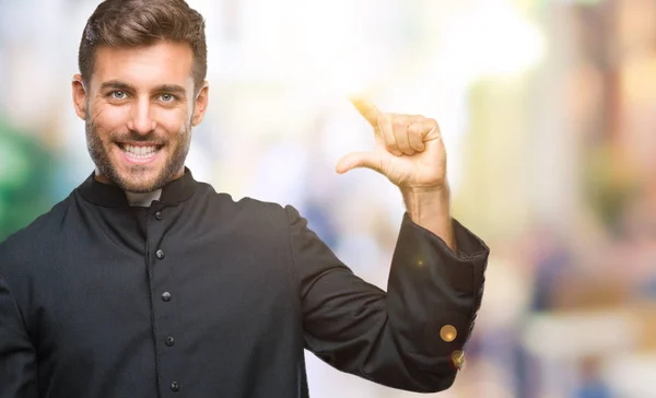 Joven Sacerdote Cristiano Católico Sobre Fondo Aislado Sonriente Seguro Gesto —  Fotos de Stock