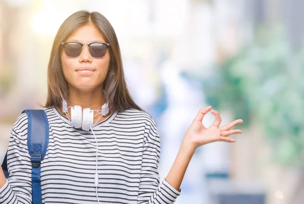 Joven Estudiante Asiática Mujer Con Auriculares Mochila Sobre Fondo Aislado —  Fotos de Stock